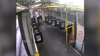 Tramvayın konduktorunu döyüb, çantasını oğurladılar - VİDEO 