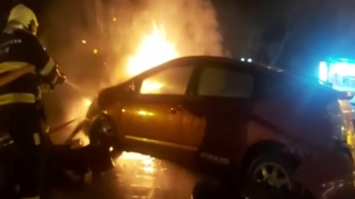 Bakıda səkiyə çırpılan avtomobil yanıb - VİDEO 