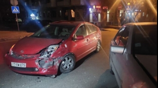 Prokurorluğun qarşısında 2 avtomobil toqquşdu - FOTO 