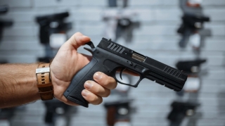 В Баку мужчина выстрелил в свою жену, возбуждено уголовное дело 