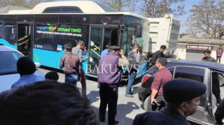 Bakıda sərnişin avtobusu qəzaya uğradı - Xəsarət alanlar var - FOTO 