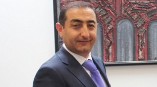 XİN-in idarə rəisi Bakıda kuryerin motosikletini vurdu, hədə-qorxu gəldi - VİDEO 