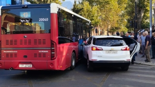 Gəncədə “Baku Bus”qəzaya düşdü - FOTO