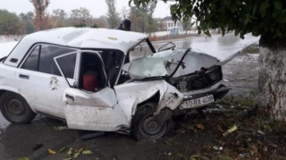 Ağsuda “VAZ” maneəyə çırpıldı, yaralı var 