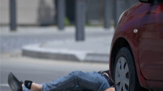 Bakıda zibil atanı avtomobil vurdu: sürücü qaçdı, nömrəsi qaldı... - VİDEO 