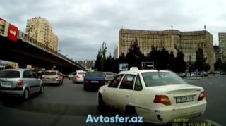Taksi sürücüsü təhlükə yaratdı: mübahisə düşdü  - "Başın xarabdır?"  - VİDEO