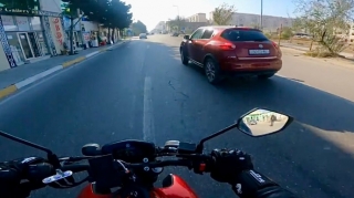 Yol kənarından çıxan sürücü motosikletçiyə çətin anlar yaşatdı   - VİDEO