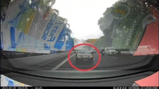 Fikri yoldan yayınan sürücü qəza törətdi: Xanım sürücü qorxuya düşdü  - VİDEO