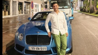 Əməkdar artist "Bentley"si ilə Fransaya getdi  - FOTO