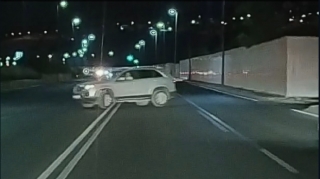 Sürücü kameranın altında qoşa xəttin tələbini pozub təhlükə yaratdı - VİDEO