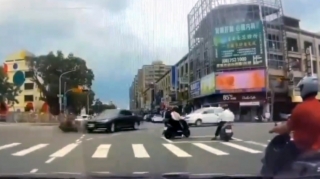 Motosiklet “BMW” ilə toqquşdu; sürücü havaya uçdu – ANBAAN VİDEO 