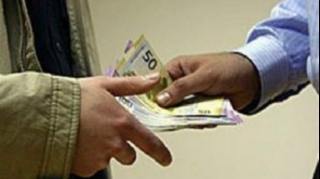 Azərbaycanda vəzifəli şəxs rüşvət alarkən TUTULDU 
