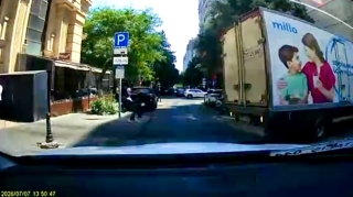 Parklanma yerindən çıxan yük maşınının sürücüsü “BYD”ni vurdu   - VİDEO