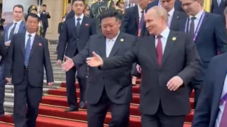 Kim Çen Inı maşınına dəvət etdi - VİDEO 