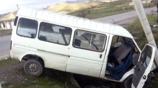 Şəmkirdə mikroavtobusun aşması nəticəsində xəsarət alanlar var - YENİLƏNİB 