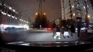 Qayda pozan piyadalar qışqıraraq sürücünü günahkar çıxardılar   - VİDEO