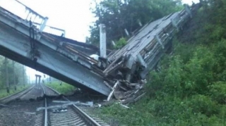 Rusiya hərbçiləri Luqanskda dəmir yolu körpülərini bərpa etməyə çalışır 