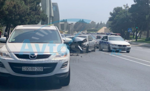 Polis əməkdaşı Milli Məclisin yanında ağır qəzaya düşdü - VİDEO