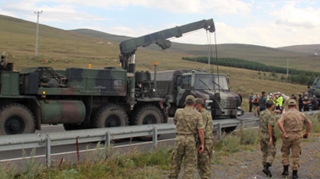 Əsgərləri daşıyan maşın baryerlərə çırpıldı;  5 nəfər xəsarət aldı - FOTO 