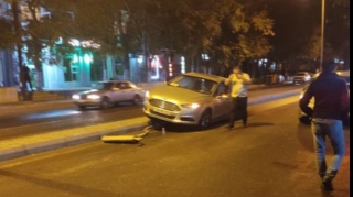 Nərimanovda iki avtomobil toqquşdu, biri qarşı yola çıxdı - FOTO 