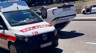 Şəhərin mərkəzində “Changan” aşdı, 3 nəfər xəsarət aldı   - VİDEO