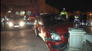 Bakıda taksi betona çırpıldı, 2 sərnişin xəsarət aldı 