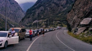 Ermənistana gedən yüzlərlə avtomobil Yuxarı Larsda gömrükdə qalıb 