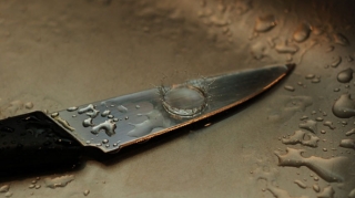 Salyan sakini özünü bıçaqlayıb