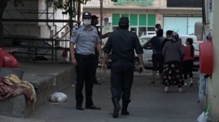 Qaydaları heçə sayanlar: Küçədə gəzdilər, futbol oynadılar, yığışıb söhbət etdilər  - VİDEO