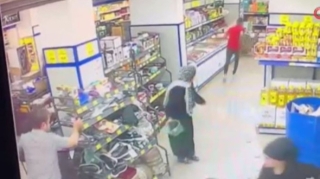 Sərxoş kişi marketdə satıcını bıçaqlayıb öldürdü - ANBAAN VİDEO 