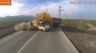 Bakı-Quba yolunda dəhşət; "Qazel" "Kamaz"a çırpıldı, almalar yola dağıldı - ANBAAN VİDEO   