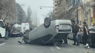 Bakıda "Prius" aşdı  - VİDEO