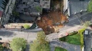 İstanbulda yol çökdü - VİDEO