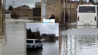 Bakıda "Niva" yağış suyu yığılan yolda qaldı - VİDEO 