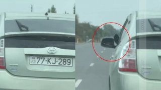 Ayağını yolboyu pəncərədən çıxaran sürücü təhlükə saçdı - VİDEO