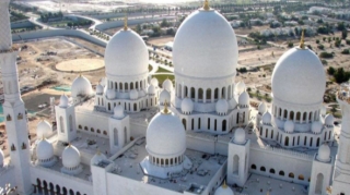 Təyyarə ən böyük məscidə çırpıldı