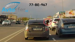 В Баку водитель нарушил правила, оставив ребенка без присмотра на заднем сиденье - ВИДЕО 