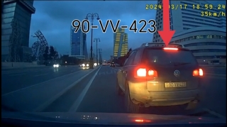 Sürücü ondan yol istəyən avtomobilin qarşısını kəsərək qoçuluq etdi - VİDEO
