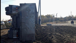 Qaxda "KamAZ" aşdı, sürücü xəsarət aldı 
