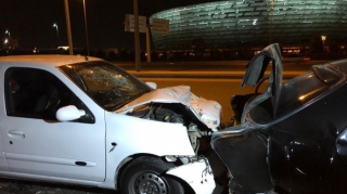 Aeroport yolunda "Mercedes" xarab oldu, arxadan gələn "Reno" onu vurdu - FOTO