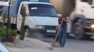 Şəhid oğlunun fotosuna görə hər gün yolu süpürən ata - FOTO