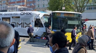 İstanbulda avtobusla tramvay toqquşdu, yaralılar var - FOTOLAR 