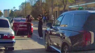 Sumqayıtda iki “Hyundai” toqquşdu – Sürücülər yolu bağladı   - VİDEO