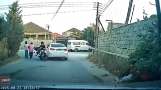 Döngəyə sürətlə girən motosikletçi maşına çırpıldı - VİDEO