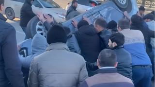 Metronun "Koroğlu"  stansiyası yaxınlığında QƏZA: Avtomobil aşdı - VİDEO