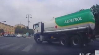 “Azpetrol”un yanacaq daşıyan yük avtomobili “evə girdi” – VİDEO 