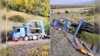 Şəkidə avtomobil daşıyan yük maşını dərəyə aşdı   - VİDEO