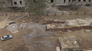 Dörd ildir yeni tikiliyə köçüblər, həyətlərində hələ də qazıntı aparılır - VİDEO 