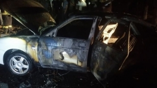 Sumqayıda minik maşını yanaraq partlayıb - FOTO 