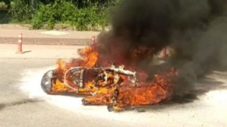 Dövlət komissiyası qarşısında motosikletinə od vurdu, özünü də yandırmaq istədi 